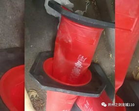 民警執(zhí)勤檢查過(guò)往車(chē)輛 男子駕車(chē)沖卡終被拘留