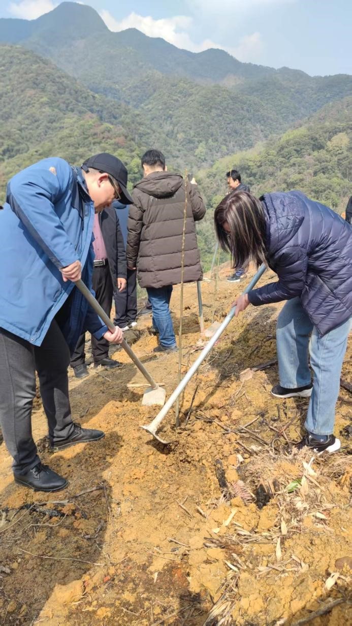 碳惠山?！ば雍糜心恪疤蓟蒎\旗”醫(yī)患共植“滬明杏林”活動